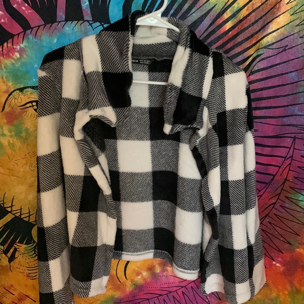 super comfy black/white plaid crop sweater